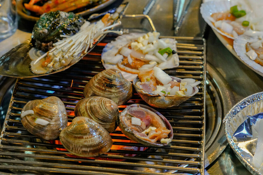 秀敏家炭火烤蛤蠣 Ｘ魔王 韓國釜山青沙浦美食推薦 綜合烤貝類新鮮味美