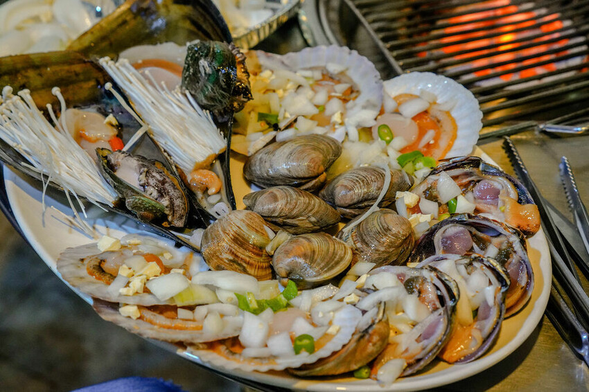 秀敏家炭火烤蛤蠣 Ｘ魔王 韓國釜山青沙浦美食推薦 綜合烤貝類新鮮味美