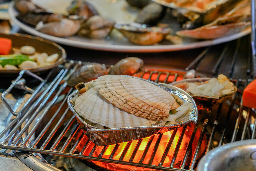 秀敏家炭火烤蛤蠣 Ｘ魔王 韓國釜山青沙浦美食推薦 綜合烤貝類新鮮味美