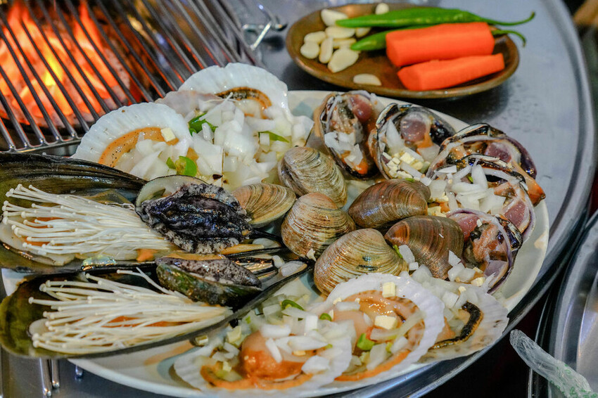 秀敏家炭火烤蛤蠣 Ｘ魔王 韓國釜山青沙浦美食推薦 綜合烤貝類新鮮味美