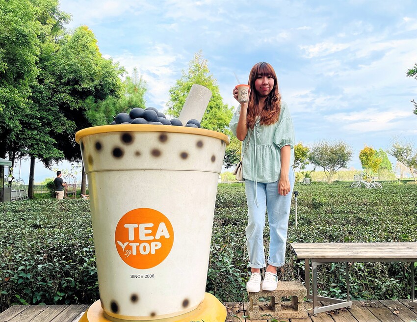 【茶二指故事館】南投名間熱門景點！巨型珍奶超好拍！買茶葉免費住「春秋茶事x彩虹水管屋」，獨家「白鷺紅茶拉麵」必吃！