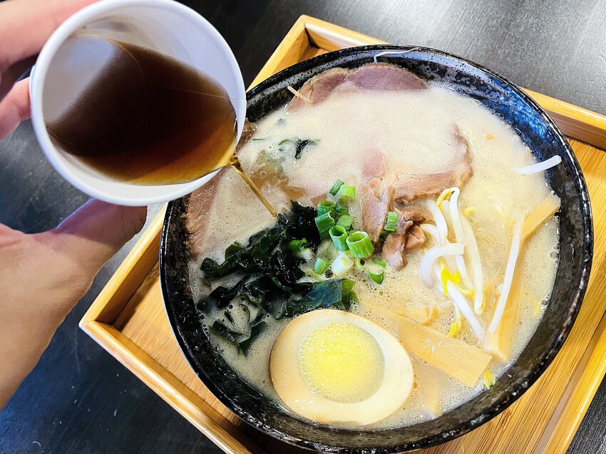 【茶二指故事館】南投名間熱門景點！巨型珍奶超好拍！買茶葉免費住「春秋茶事x彩虹水管屋」，獨家「白鷺紅茶拉麵」必吃！