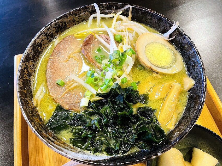 【茶二指故事館】南投名間熱門景點！巨型珍奶超好拍！買茶葉免費住「春秋茶事x彩虹水管屋」，獨家「白鷺紅茶拉麵」必吃！