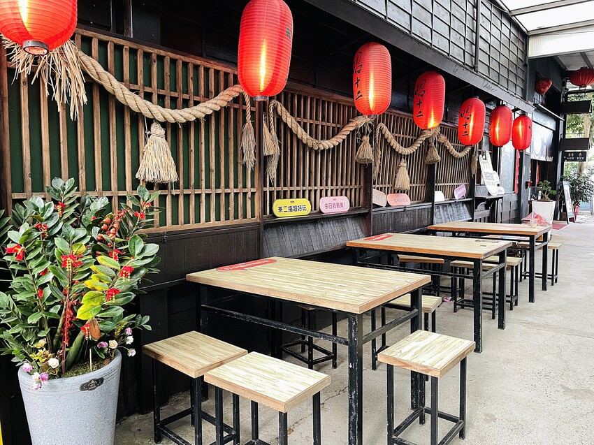 【茶二指故事館】南投名間熱門景點！巨型珍奶超好拍！買茶葉免費住「春秋茶事x彩虹水管屋」，獨家「白鷺紅茶拉麵」必吃！