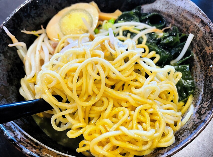 【茶二指故事館】南投名間熱門景點！巨型珍奶超好拍！買茶葉免費住「春秋茶事x彩虹水管屋」，獨家「白鷺紅茶拉麵」必吃！