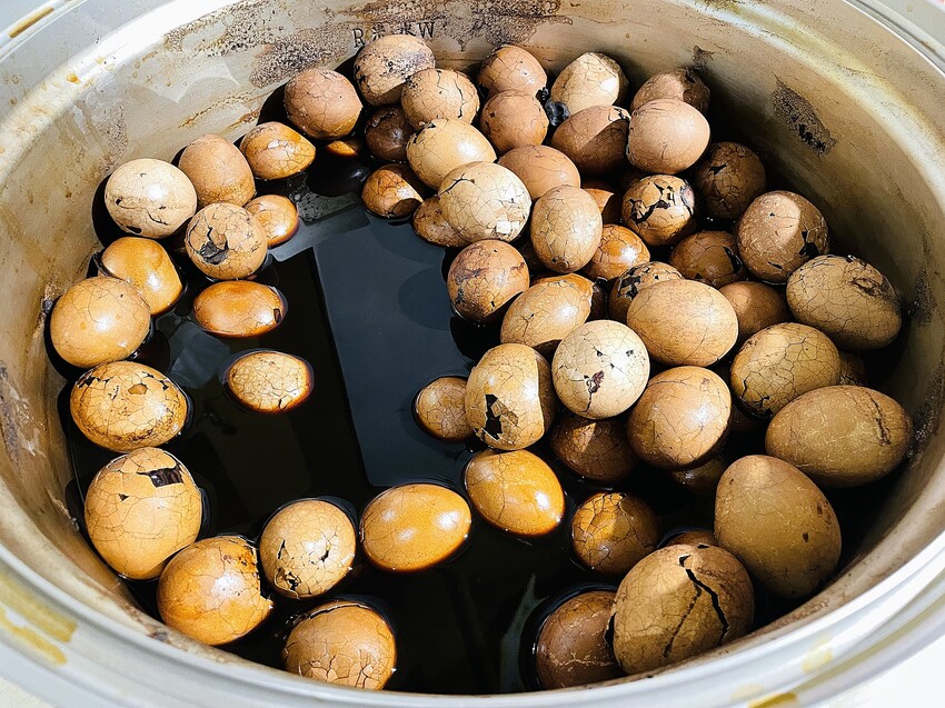 【茶二指故事館】南投名間熱門景點！巨型珍奶超好拍！買茶葉免費住「春秋茶事x彩虹水管屋」，獨家「白鷺紅茶拉麵」必吃！