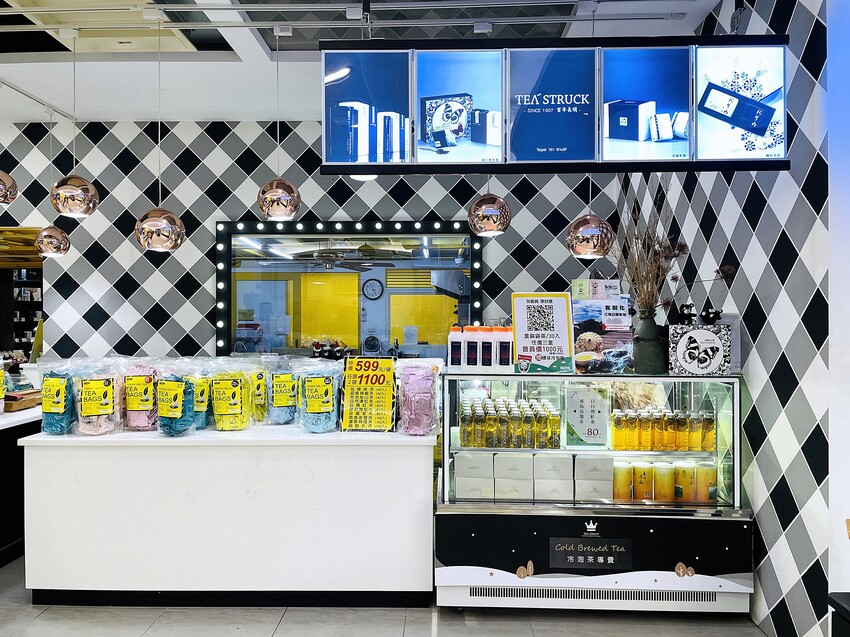 【茶二指故事館】南投名間熱門景點！巨型珍奶超好拍！買茶葉免費住「春秋茶事x彩虹水管屋」，獨家「白鷺紅茶拉麵」必吃！