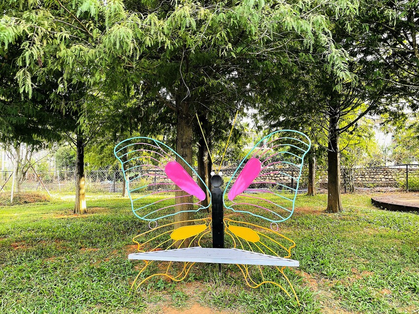 【茶二指故事館】南投名間熱門景點！巨型珍奶超好拍！買茶葉免費住「春秋茶事x彩虹水管屋」，獨家「白鷺紅茶拉麵」必吃！