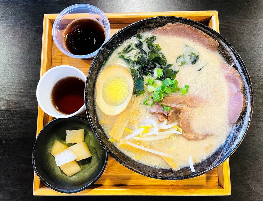 【茶二指故事館】南投名間熱門景點！巨型珍奶超好拍！買茶葉免費住「春秋茶事x彩虹水管屋」，獨家「白鷺紅茶拉麵」必吃！