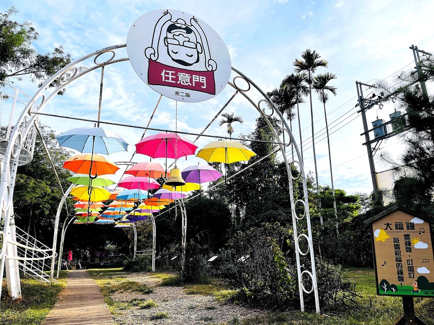 【茶二指故事館】南投名間熱門景點！巨型珍奶超好拍！買茶葉免費住「春秋茶事x彩虹水管屋」，獨家「白鷺紅茶拉麵」必吃！