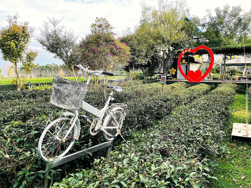 【茶二指故事館】南投名間熱門景點！巨型珍奶超好拍！買茶葉免費住「春秋茶事x彩虹水管屋」，獨家「白鷺紅茶拉麵」必吃！