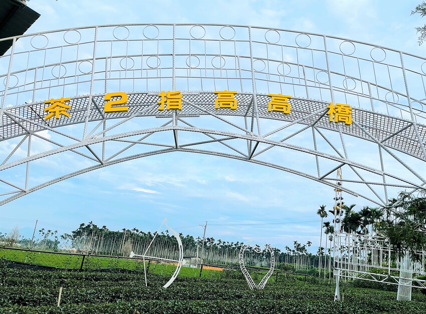 【茶二指故事館】南投名間熱門景點！巨型珍奶超好拍！買茶葉免費住「春秋茶事x彩虹水管屋」，獨家「白鷺紅茶拉麵」必吃！