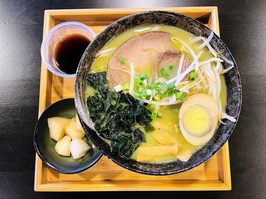 【茶二指故事館】南投名間熱門景點！巨型珍奶超好拍！買茶葉免費住「春秋茶事x彩虹水管屋」，獨家「白鷺紅茶拉麵」必吃！