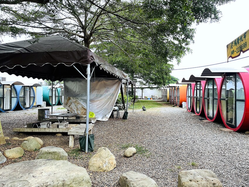 【茶二指故事館】南投名間熱門景點！巨型珍奶超好拍！買茶葉免費住「春秋茶事x彩虹水管屋」，獨家「白鷺紅茶拉麵」必吃！