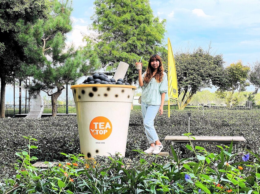 【茶二指故事館】南投名間熱門景點！巨型珍奶超好拍！買茶葉免費住「春秋茶事x彩虹水管屋」，獨家「白鷺紅茶拉麵」必吃！