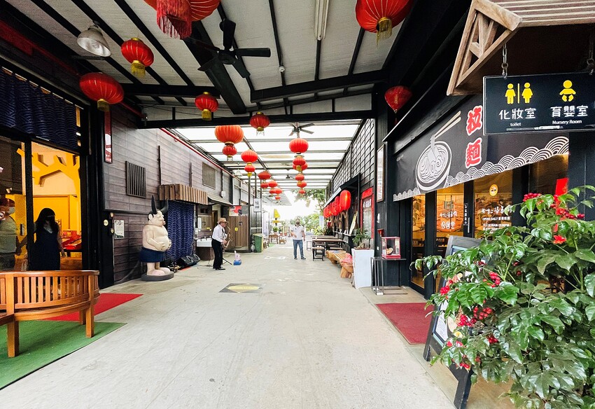 【茶二指故事館】南投名間熱門景點！巨型珍奶超好拍！買茶葉免費住「春秋茶事x彩虹水管屋」，獨家「白鷺紅茶拉麵」必吃！