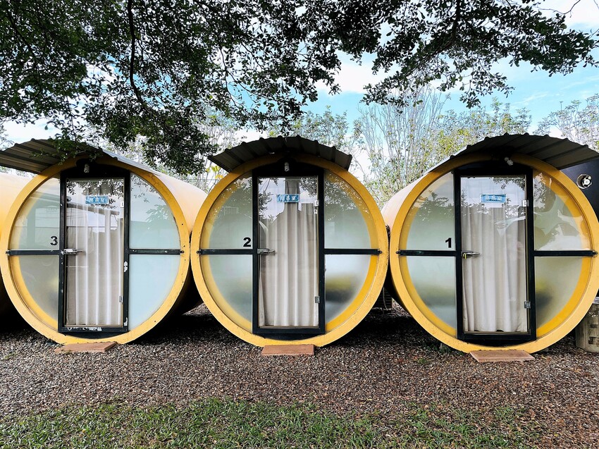 【茶二指故事館】南投名間熱門景點！巨型珍奶超好拍！買茶葉免費住「春秋茶事x彩虹水管屋」，獨家「白鷺紅茶拉麵」必吃！