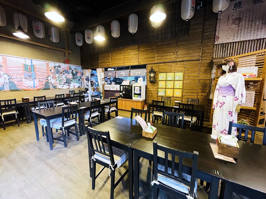 【茶二指故事館】南投名間熱門景點！巨型珍奶超好拍！買茶葉免費住「春秋茶事x彩虹水管屋」，獨家「白鷺紅茶拉麵」必吃！