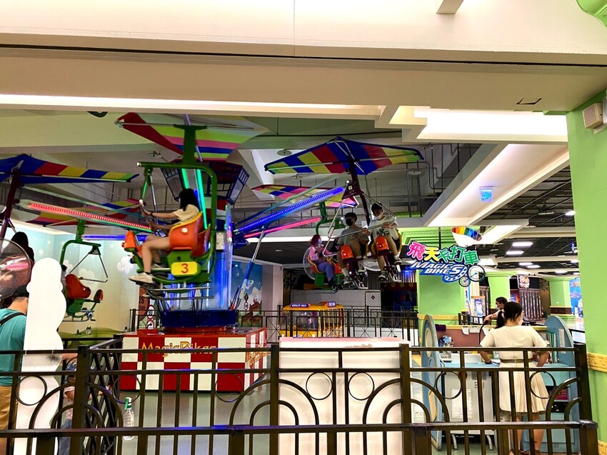 義大遊樂世界：南臺灣最值得一去的樂園~來去高雄港都搭摩天輪! /最新優惠看文內 - 進食的巨鼠