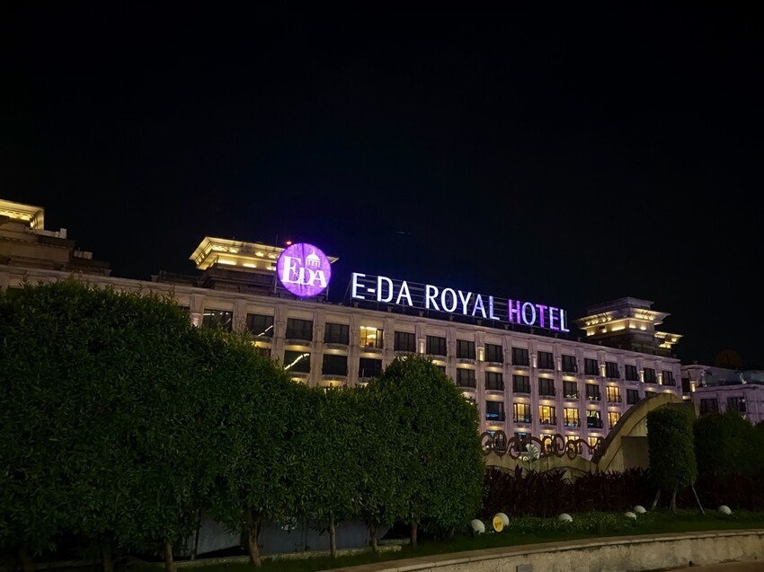 義大遊樂世界：南臺灣最值得一去的樂園~來去高雄港都搭摩天輪! /最新優惠看文內 - 進食的巨鼠