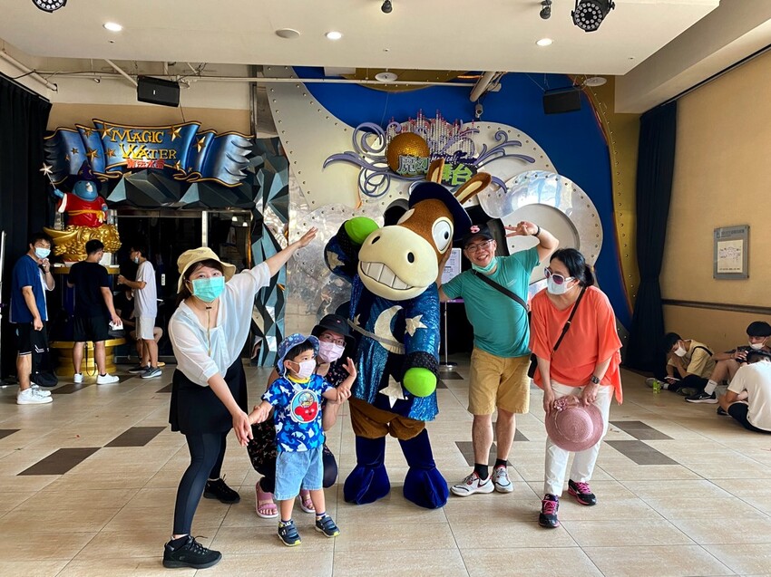 義大遊樂世界：南臺灣最值得一去的樂園~來去高雄港都搭摩天輪! /最新優惠看文內 - 進食的巨鼠