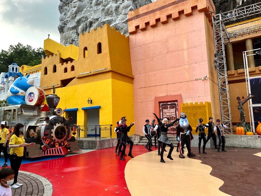 義大遊樂世界：南臺灣最值得一去的樂園~來去高雄港都搭摩天輪! /最新優惠看文內 - 進食的巨鼠