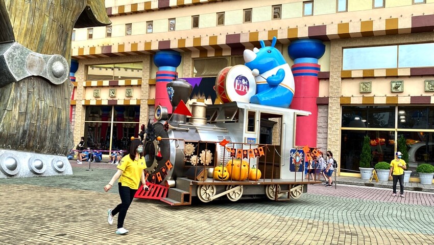 義大遊樂世界：南臺灣最值得一去的樂園~來去高雄港都搭摩天輪! /最新優惠看文內 - 進食的巨鼠