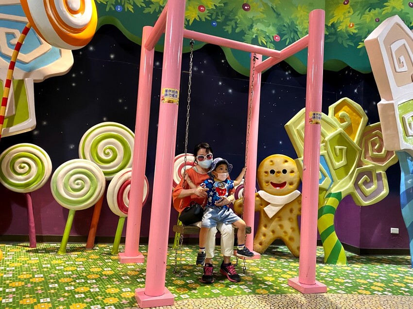 義大遊樂世界：南臺灣最值得一去的樂園~來去高雄港都搭摩天輪! /最新優惠看文內 - 進食的巨鼠