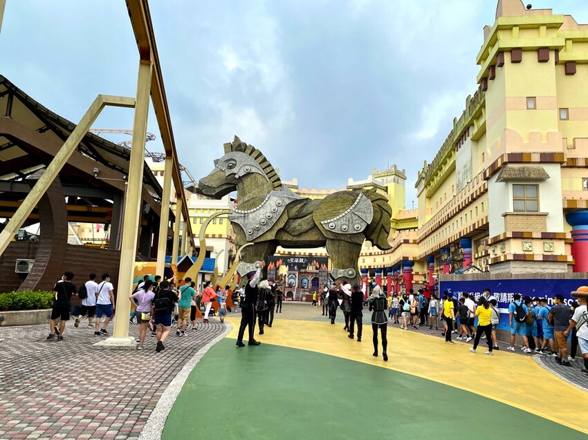 義大遊樂世界：南臺灣最值得一去的樂園~來去高雄港都搭摩天輪! /最新優惠看文內 - 進食的巨鼠