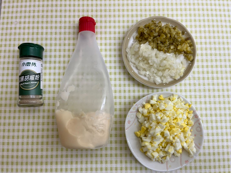 地瓜薯條沾醬，地瓜薯條配上塔塔醬超級好吃！推薦擁有扎實口感的瓜瓜園地瓜薯條！