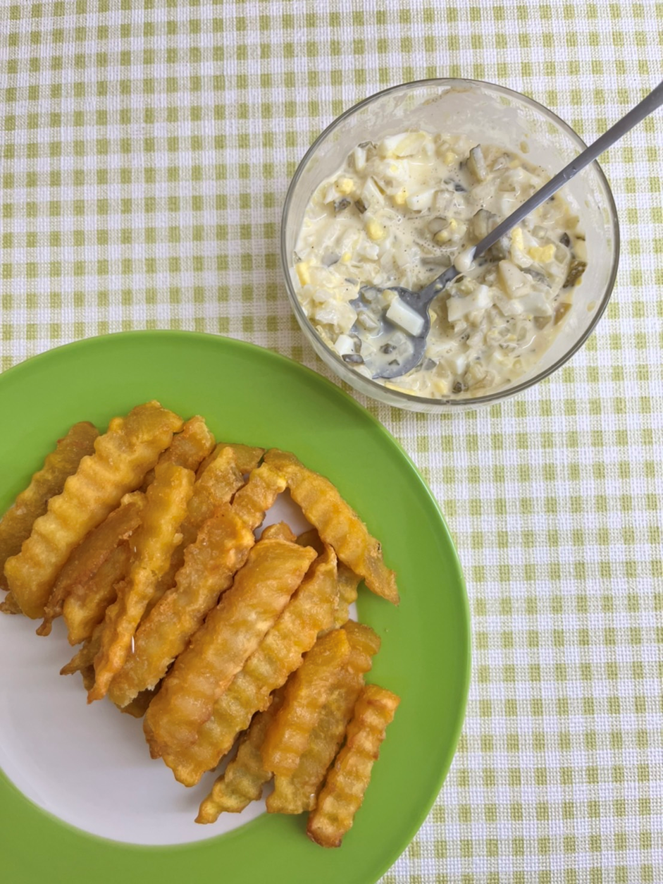 地瓜薯條沾醬，地瓜薯條配上塔塔醬超級好吃！推薦擁有扎實口感的瓜瓜園地瓜薯條！