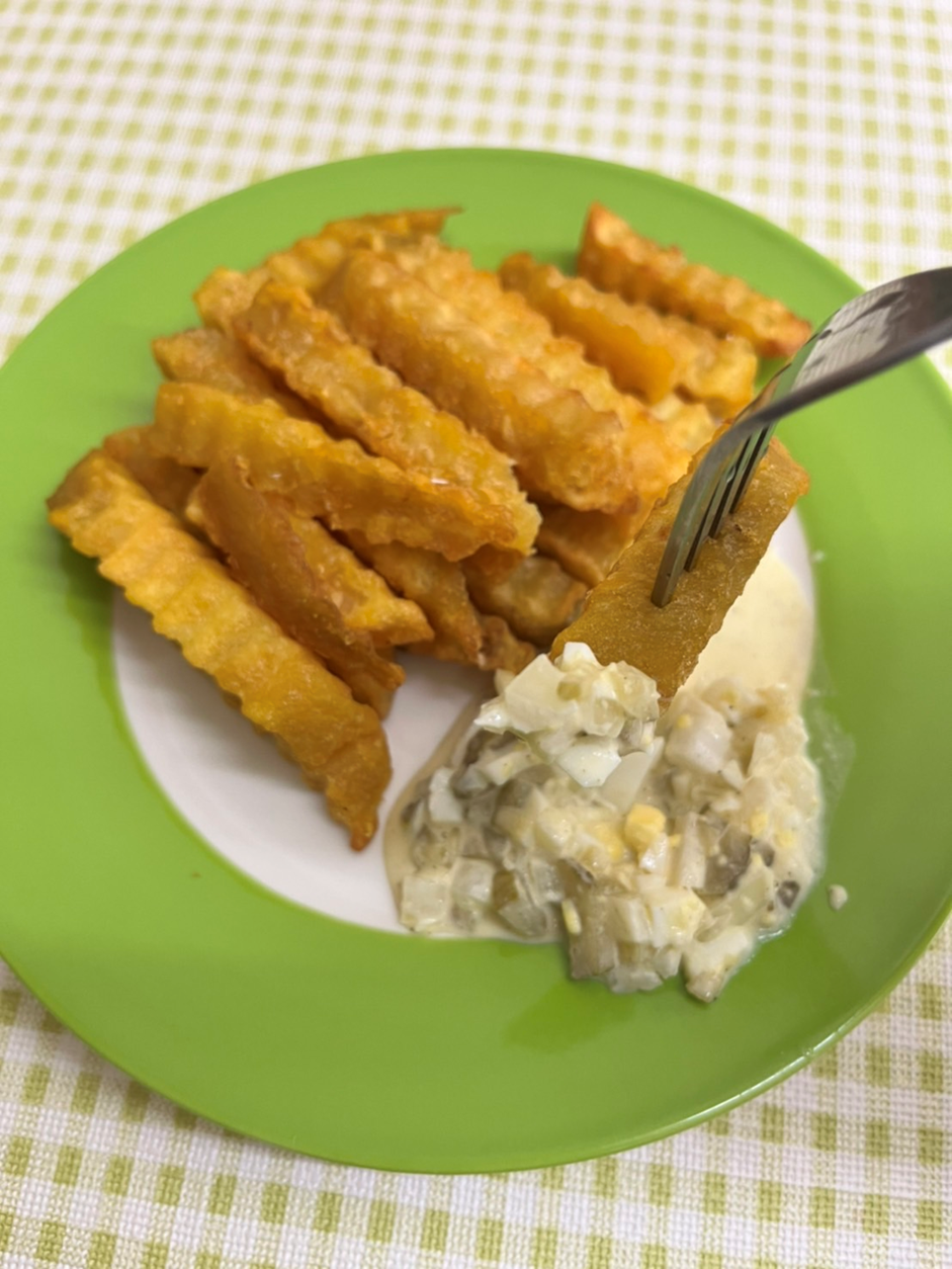 地瓜薯條沾醬，地瓜薯條配上塔塔醬超級好吃！推薦擁有扎實口感的瓜瓜園地瓜薯條！