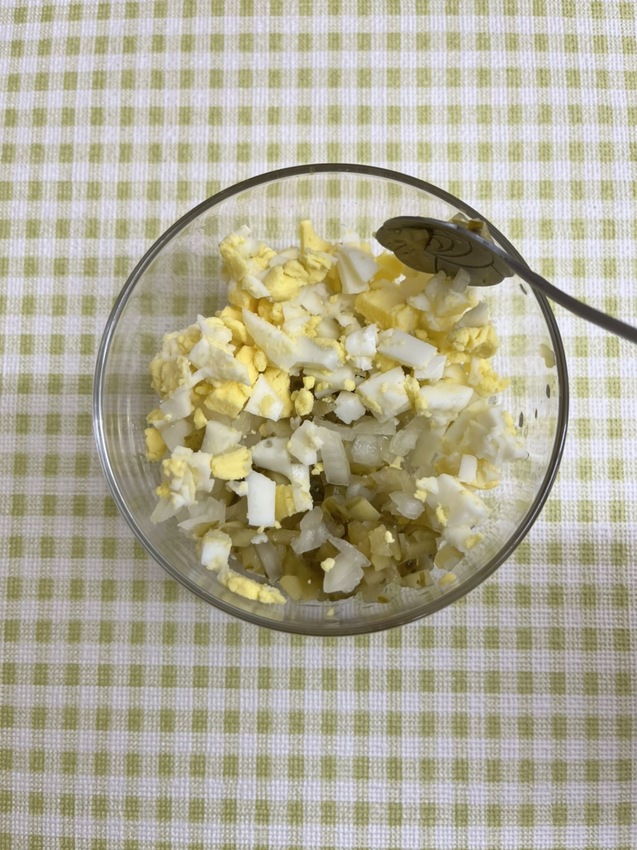 地瓜薯條沾醬，地瓜薯條配上塔塔醬超級好吃！推薦擁有扎實口感的瓜瓜園地瓜薯條！