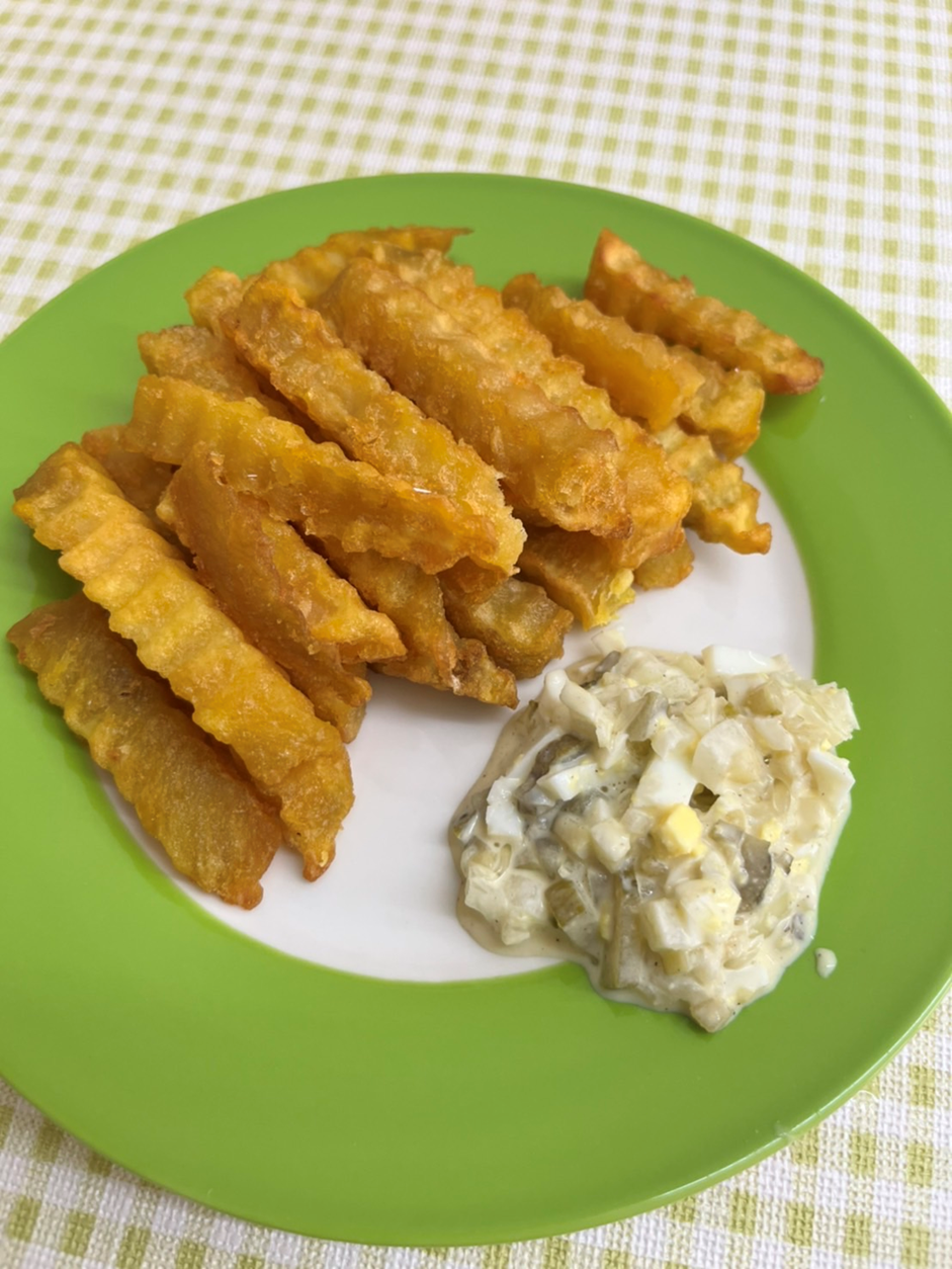 地瓜薯條沾醬，地瓜薯條配上塔塔醬超級好吃！推薦擁有扎實口感的瓜瓜園地瓜薯條！