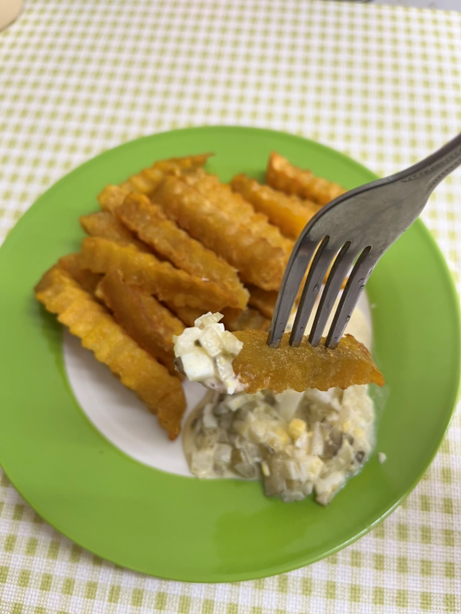 地瓜薯條沾醬，地瓜薯條配上塔塔醬超級好吃！推薦擁有扎實口感的瓜瓜園地瓜薯條！