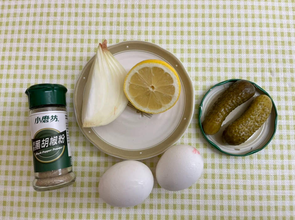 地瓜薯條沾醬，地瓜薯條配上塔塔醬超級好吃！推薦擁有扎實口感的瓜瓜園地瓜薯條！