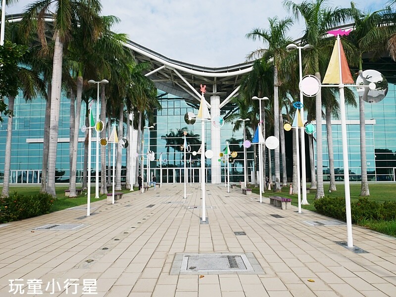 高雄景點｜星光水岸公園玩水，還能跟隔壁中油海洋天堂公園一起玩，相鄰高雄展覽館