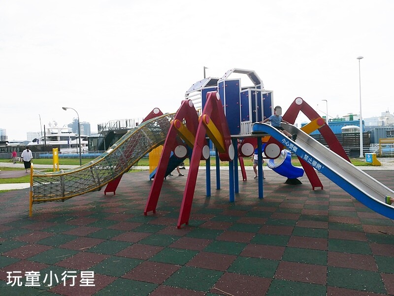 高雄景點｜中油海洋天堂公園，6大主題17項設施，2個公園一起玩｜相鄰高雄展覽館｜高雄玩沙玩水