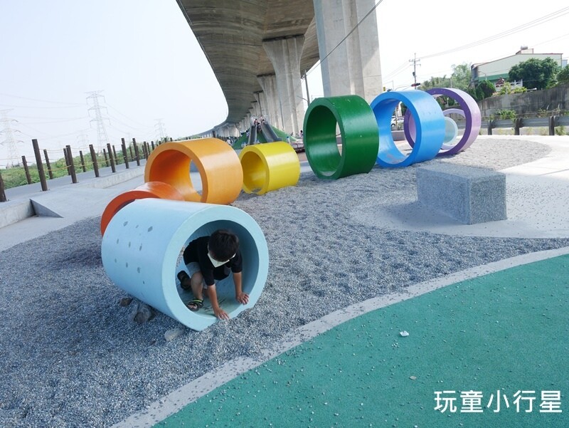 彰化景點｜和美烏溪廊道親子公園，國道3號橋下公園有遮蔭不怕晒｜彰化玩沙