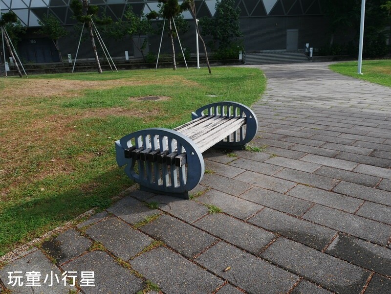 高雄景點｜星光水岸公園玩水，還能跟隔壁中油海洋天堂公園一起玩，相鄰高雄展覽館