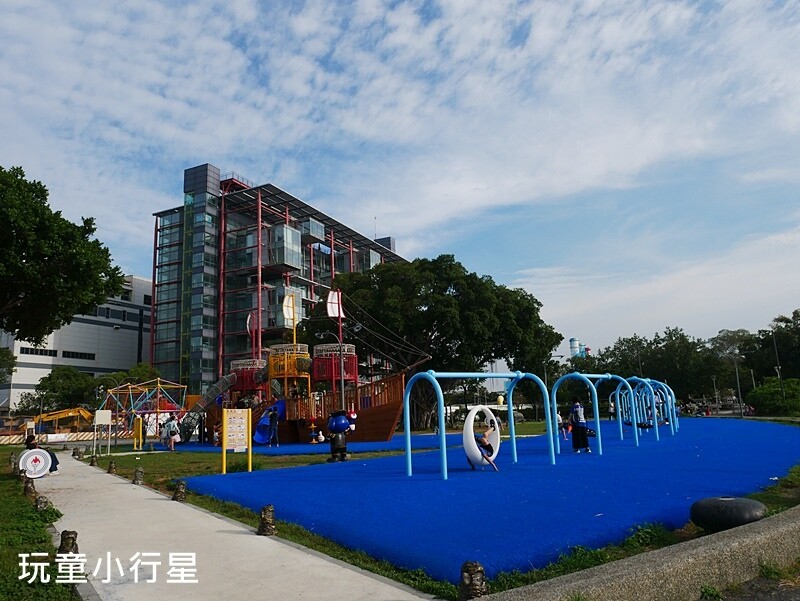 高雄景點｜中油海洋天堂公園，6大主題17項設施，2個公園一起玩｜相鄰高雄展覽館｜高雄玩沙玩水