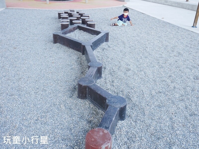 彰化景點｜和美烏溪廊道親子公園，國道3號橋下公園有遮蔭不怕晒｜彰化玩沙
