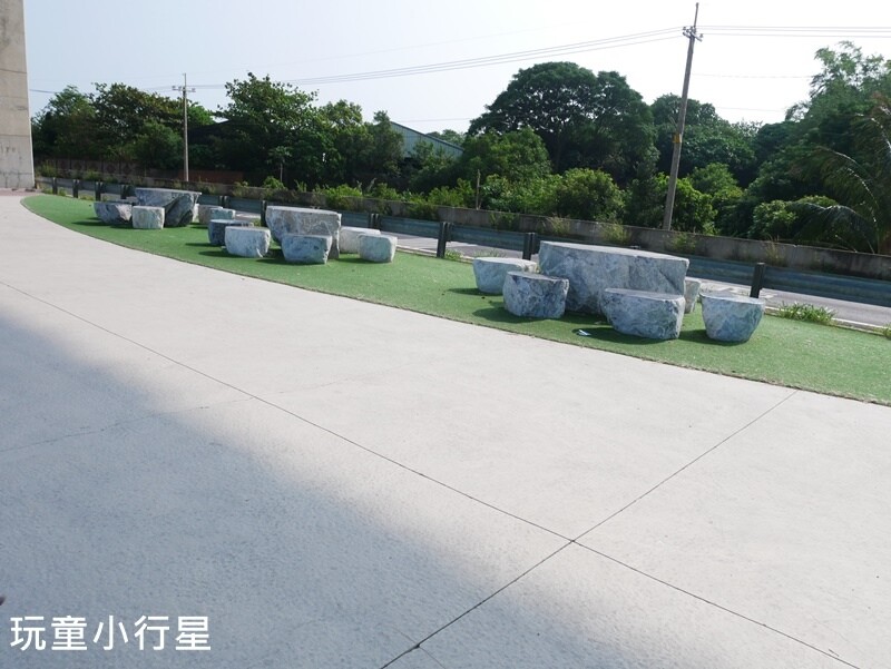 彰化景點｜和美烏溪廊道親子公園，國道3號橋下公園有遮蔭不怕晒｜彰化玩沙