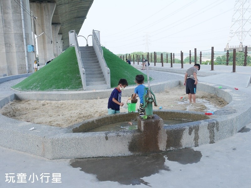 彰化景點｜和美烏溪廊道親子公園，國道3號橋下公園有遮蔭不怕晒｜彰化玩沙