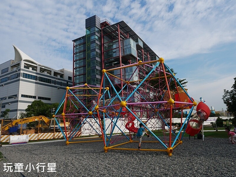 高雄景點｜中油海洋天堂公園，6大主題17項設施，2個公園一起玩｜相鄰高雄展覽館｜高雄玩沙玩水