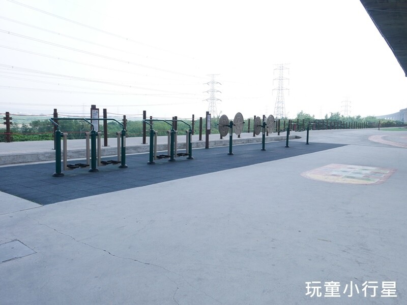 彰化景點｜和美烏溪廊道親子公園，國道3號橋下公園有遮蔭不怕晒｜彰化玩沙