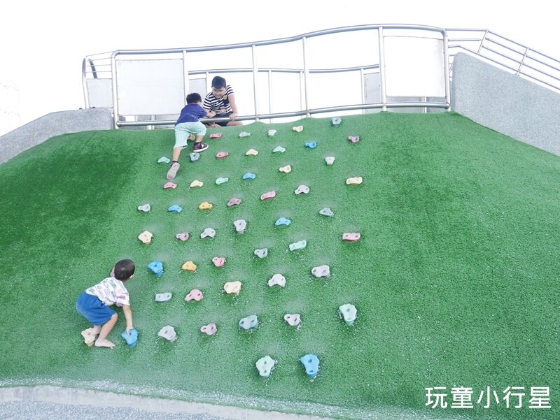 彰化景點｜和美烏溪廊道親子公園，國道3號橋下公園有遮蔭不怕晒｜彰化玩沙