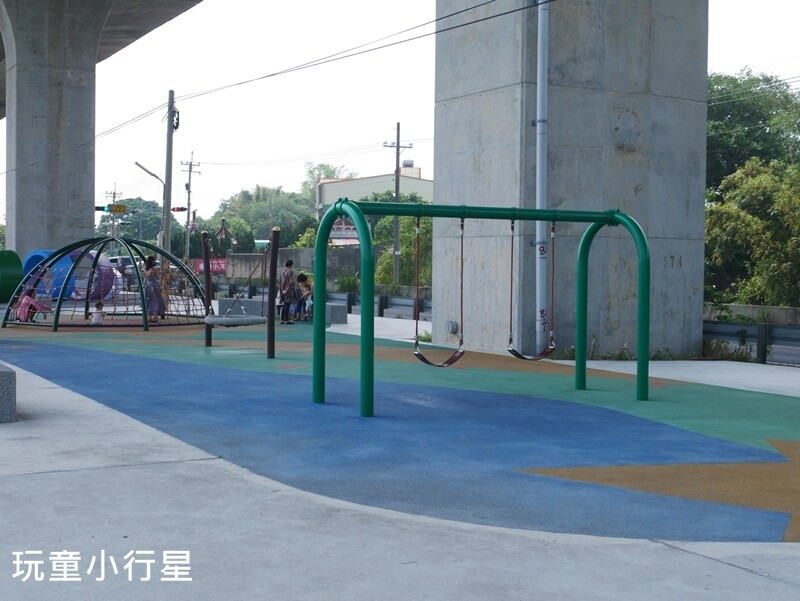 彰化景點｜和美烏溪廊道親子公園，國道3號橋下公園有遮蔭不怕晒｜彰化玩沙