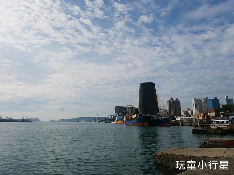 高雄景點｜星光水岸公園玩水，還能跟隔壁中油海洋天堂公園一起玩，相鄰高雄展覽館