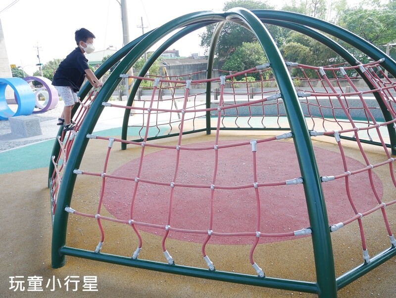 彰化景點｜和美烏溪廊道親子公園，國道3號橋下公園有遮蔭不怕晒｜彰化玩沙